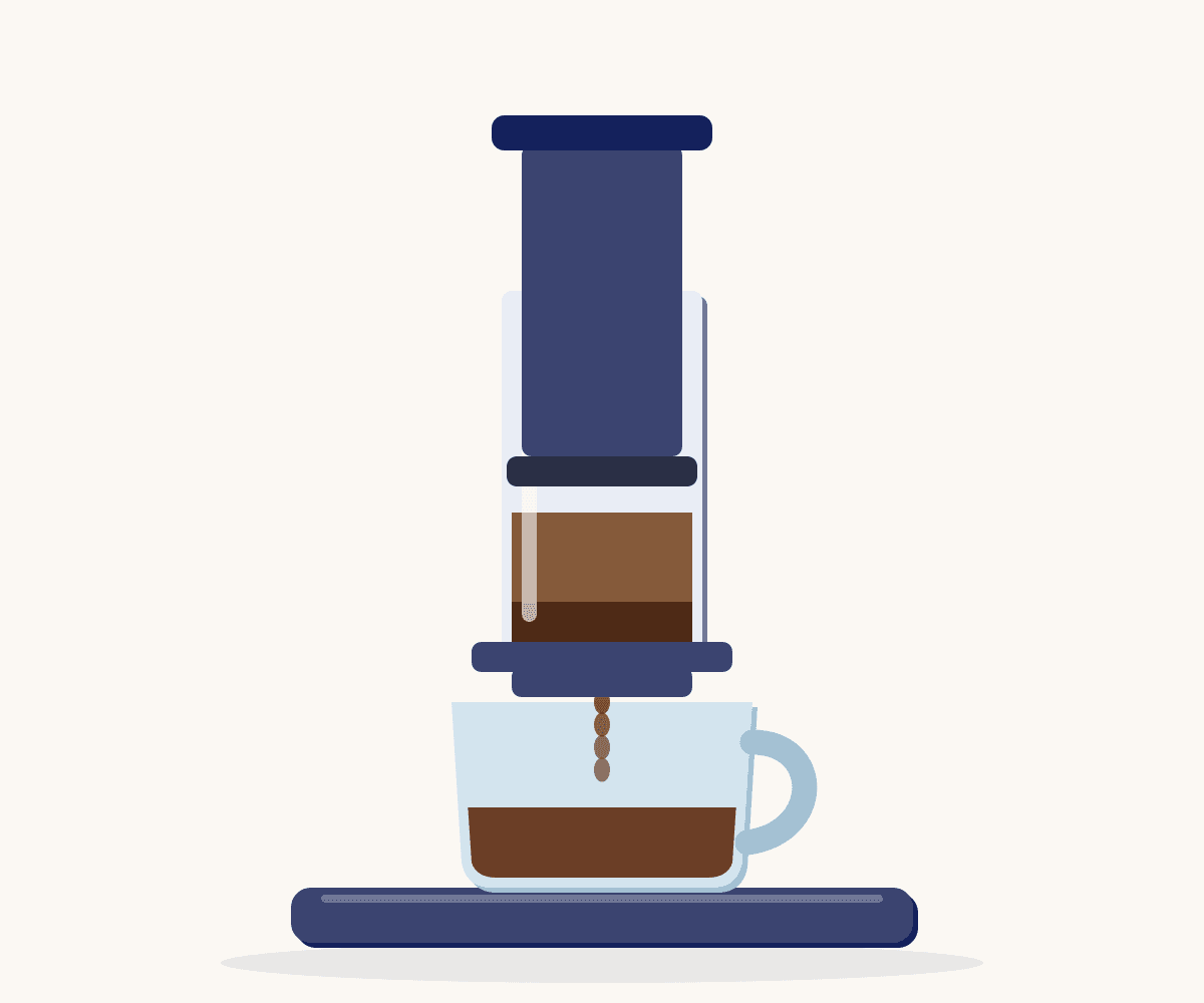 AeroPress fincanın üstünde bastırılıyor, kahve fincana iniyor
